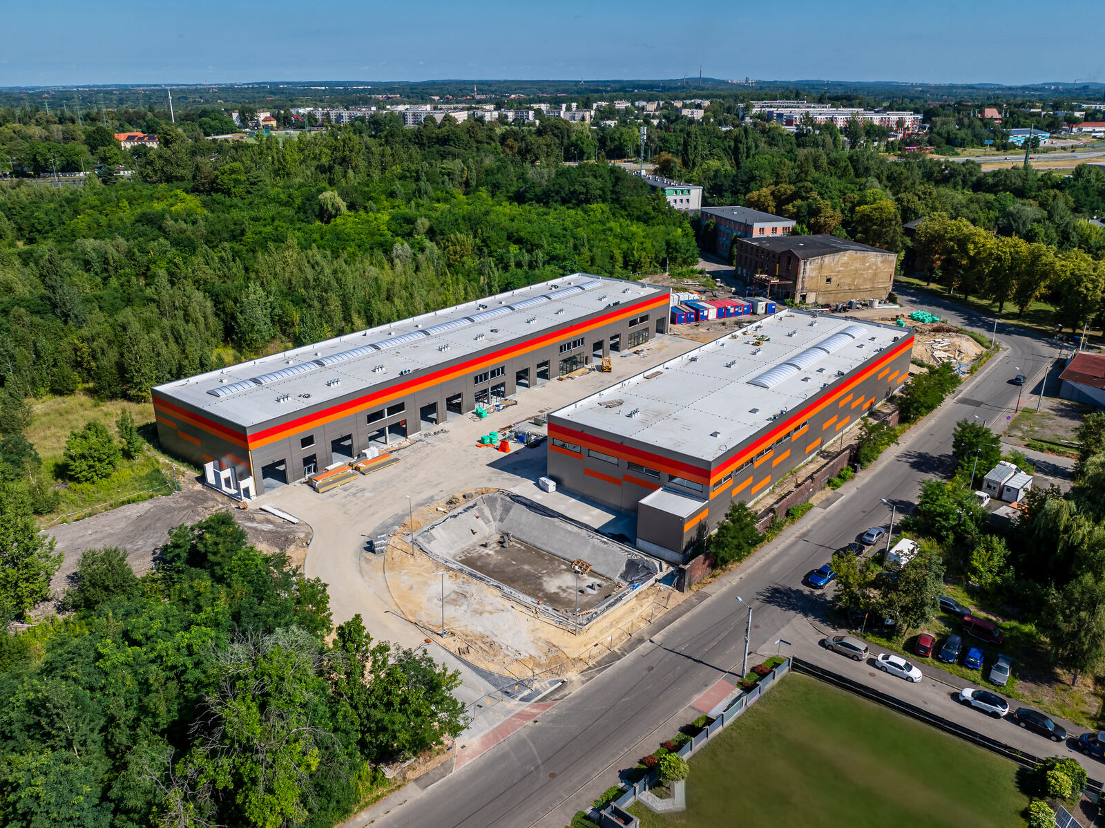 CITY SBU — obie hale z lotu ptaka, sierpień 2026
